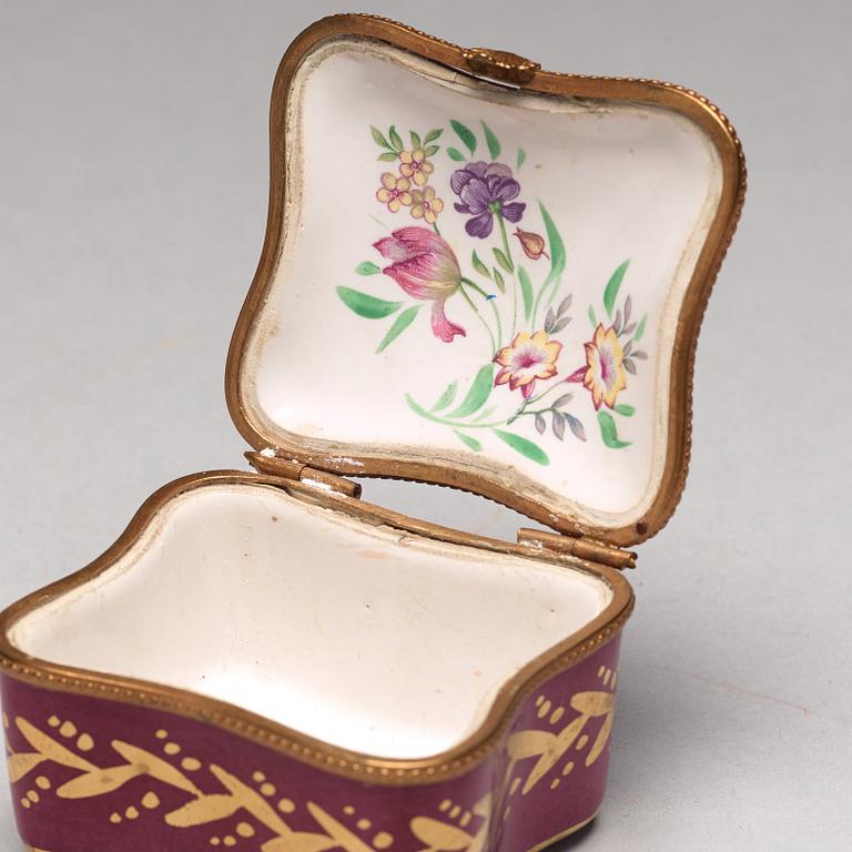 DOSOR, sex stycken, porslin och emalj. 18/1900-tal.