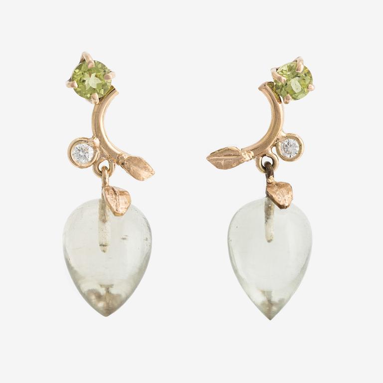 Earrings with drop-shaped green quartz, peridot, and brilliant-cut diamond.