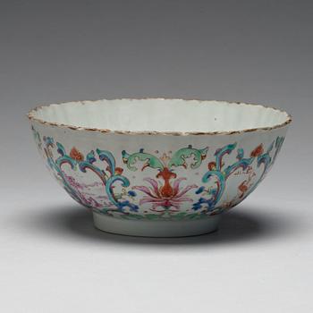 A famille rose bowl, Qing dynasty, Qianlong (1736-95).