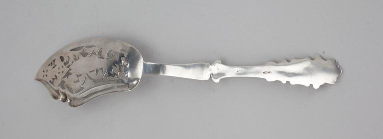 UPPLÄGGNINGSBESTICK FÖR FISK, silver, Ryssland,1891. Tot. vikt ca 109,5 gr.
