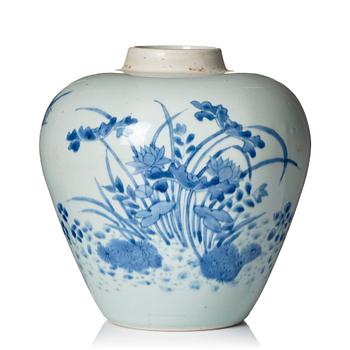 1321. A blue and white Transitional jar, 17th Century.