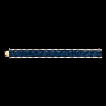 A carré cut blue sapphire, 59 ct, and brilliant cut diamond bracelet, tot. app. 4 cts.