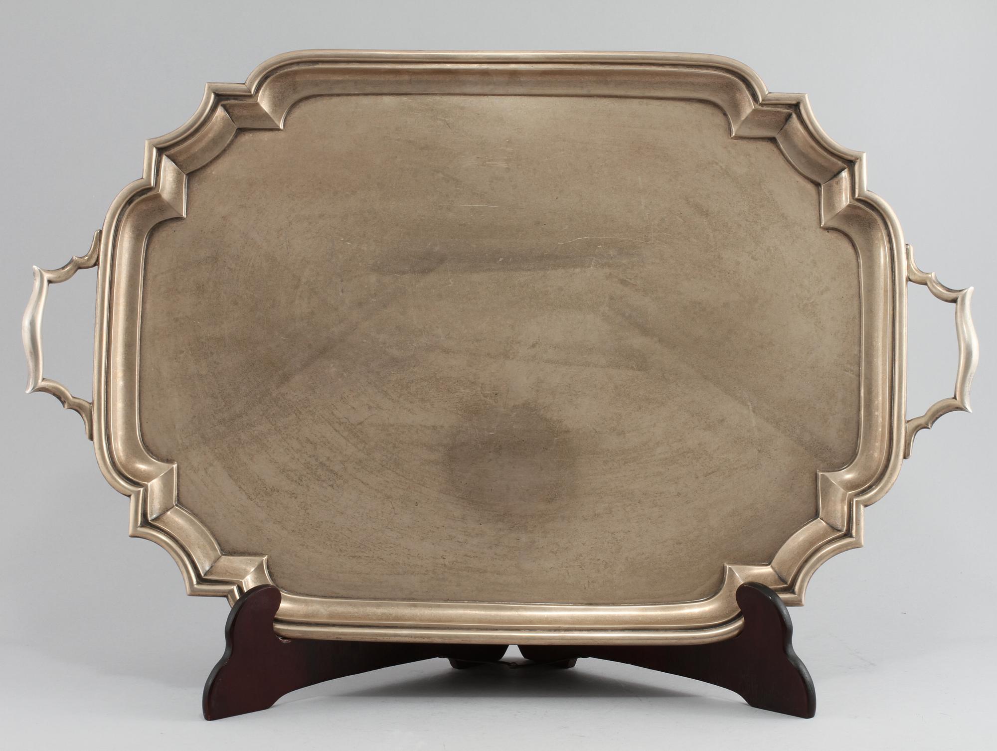 BRICKA, silver, troligen William Lister & Sons, London, 1919. Vikt ca 3500 g.