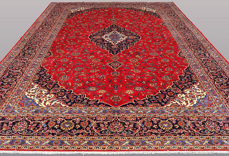 A signed Kashan carpet ca 490 x 289 cm.