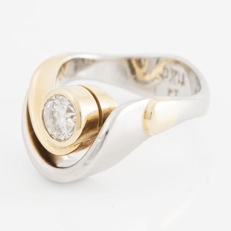 Ring platina och 18K guld med briljantslipad diamant ca 0.75 ct.