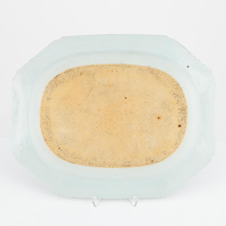 Stekfat, porslin, Qianlong (1736-95) samt bojan, porslin, Kina, 1800-tal.