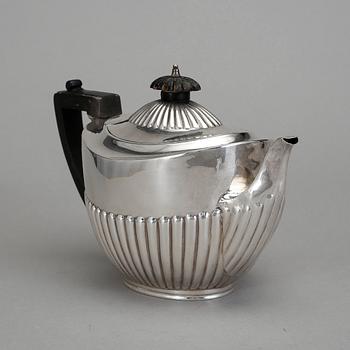 TEKANNA, silver, brittiska stämplar, 18/1900-tal. Total vikt 428 g.