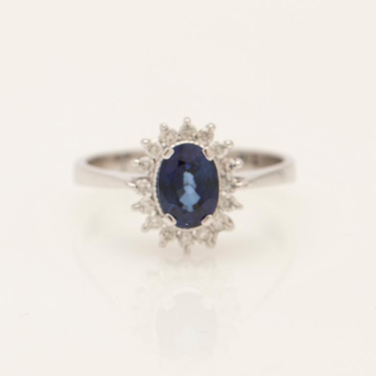 Ring, 18k vitguld med safir och diamanter.