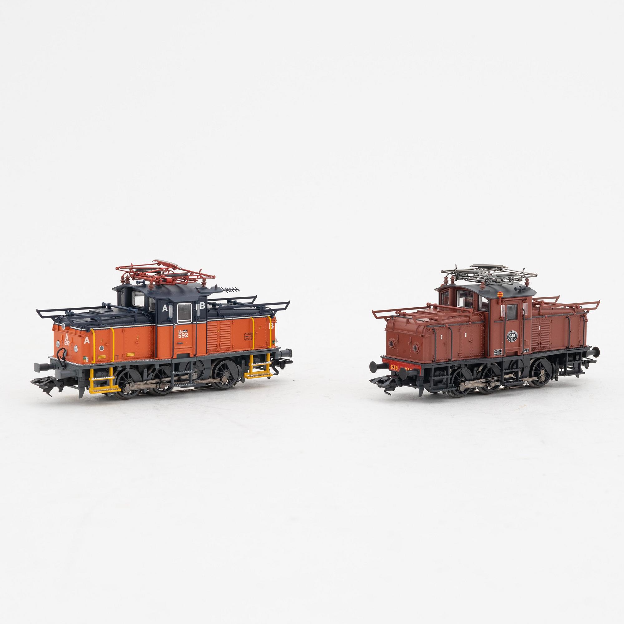 Märklin, two electrical locomotives, model no 36335 and 36337, gauge H0, in boxes.
