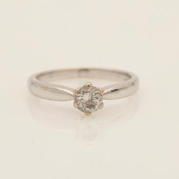 Ring, 18K white gold with round brilliant-cut diamond.