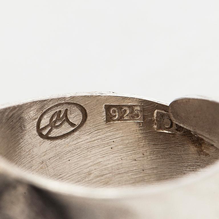 Eila Minkkinen, sormus, jänis, sterlinghopea, 2015.