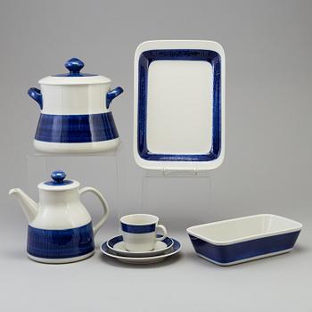 HERTHA BENGTSSON, servisdelar, 24 delar porslin, "Koka blå", Rörstrand, i produktion 1956-1988.