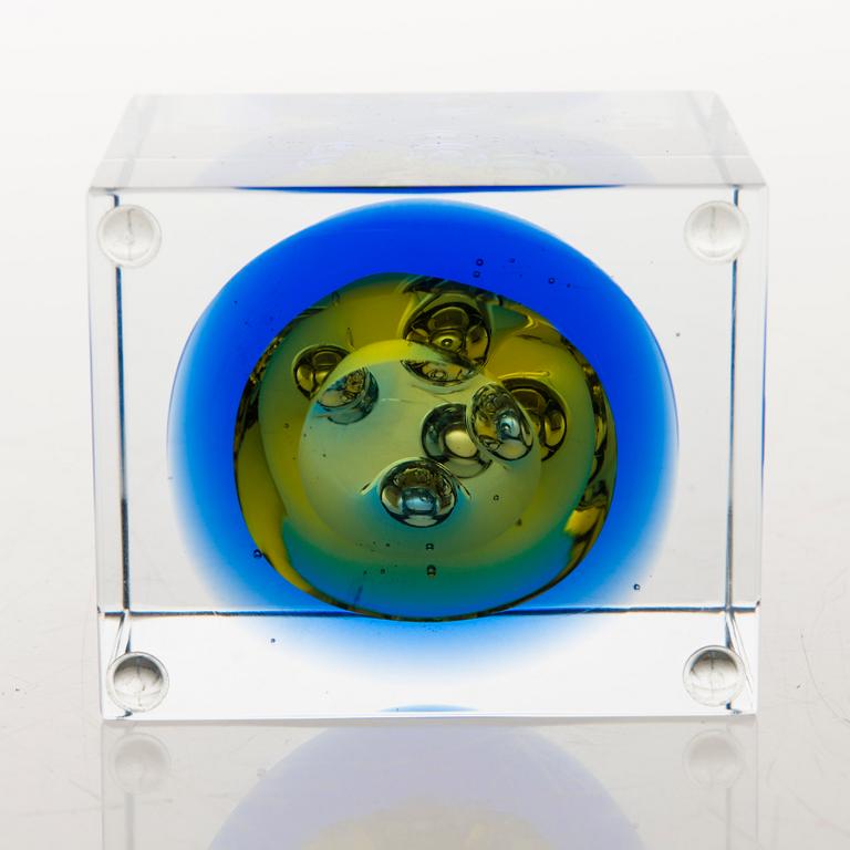 OIVA TOIKKA,  An annual glass cube, signed Oiva Toikka Nuutajärvi 2007 and numbered 346/2000.