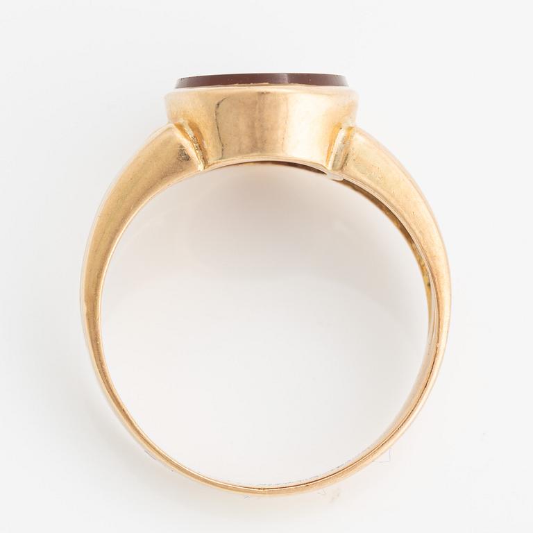 Klackring. 18K guld med slät karneol.