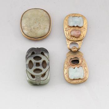 BÄLTESSPÄNNEN, 3 st, mässing och nefrit, ostindiska.
