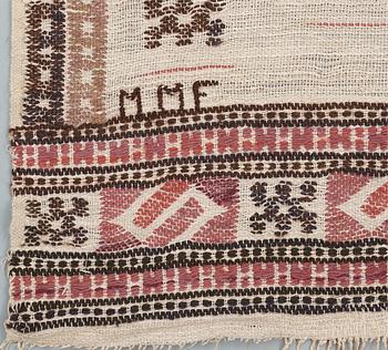 TEXTILE. "Röd S-bård". Flat weave (Inplock på linnebotten). 149 x 76,5 cm. Signed MMF.