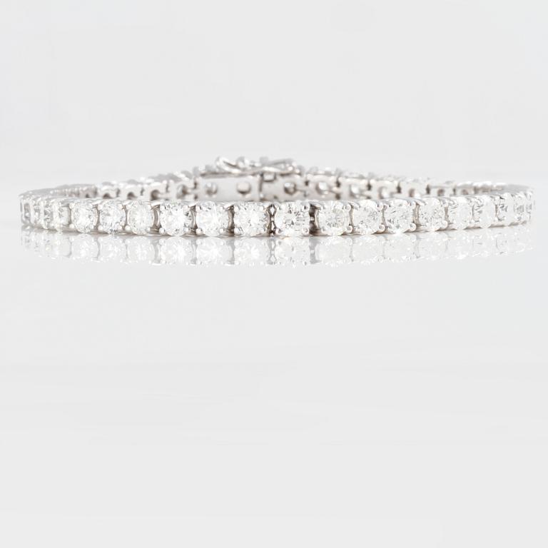 A 9.40 ct brilliant-cut diamond bracelet.