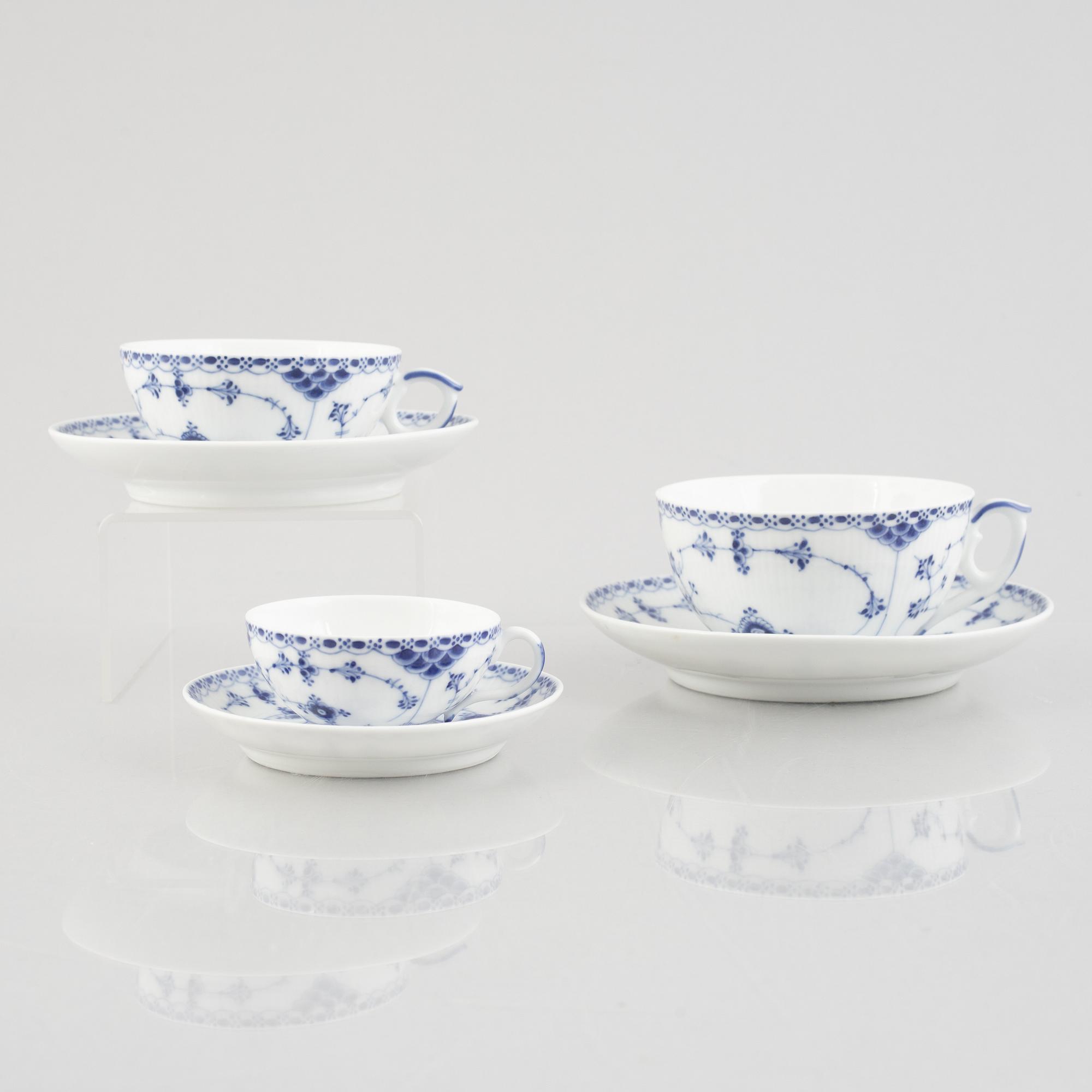 A group of three 'Blue Fluted Half Lace' / 'Musselmalet' tea cups with saucers, Royal Copenhagen, 1893-1900.