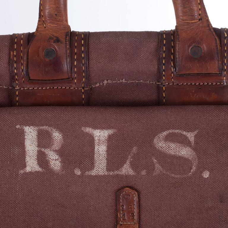 LOUIS VUITTON, a brown canvas garment cover from the late 19th/early 20th century.