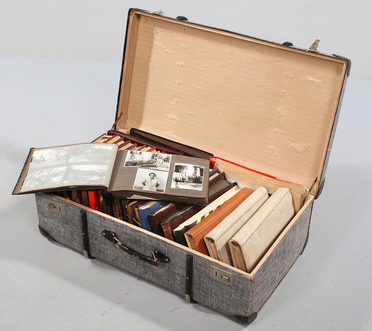 SAMLING FOTOGRAFIER samt VYKORT, ca 1500 st, mestadels Sverige, 1910-1960-tal.