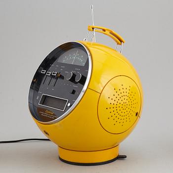 A 1970's Weltron Radio with speakers.