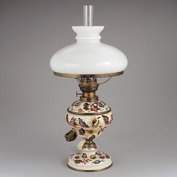 FOTOGENLAMPA, majolika, sent 1800-tal.