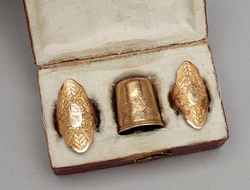 SYRINGAR samt FINGEBORG, 18 K guld, bla Frantz Ludvig Torssander, Karlstad, 1800-tal. Vikt ca 7 g.