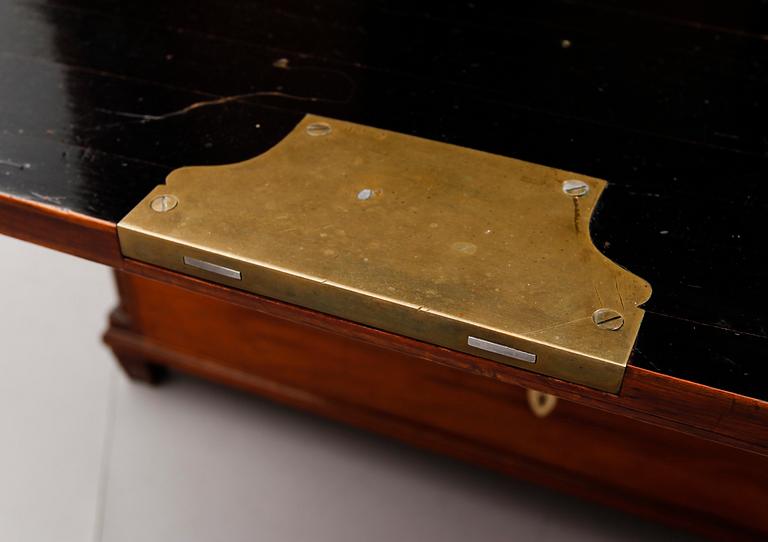 CHIFFONJÉ, sengustaviansk, 1800-talets början.