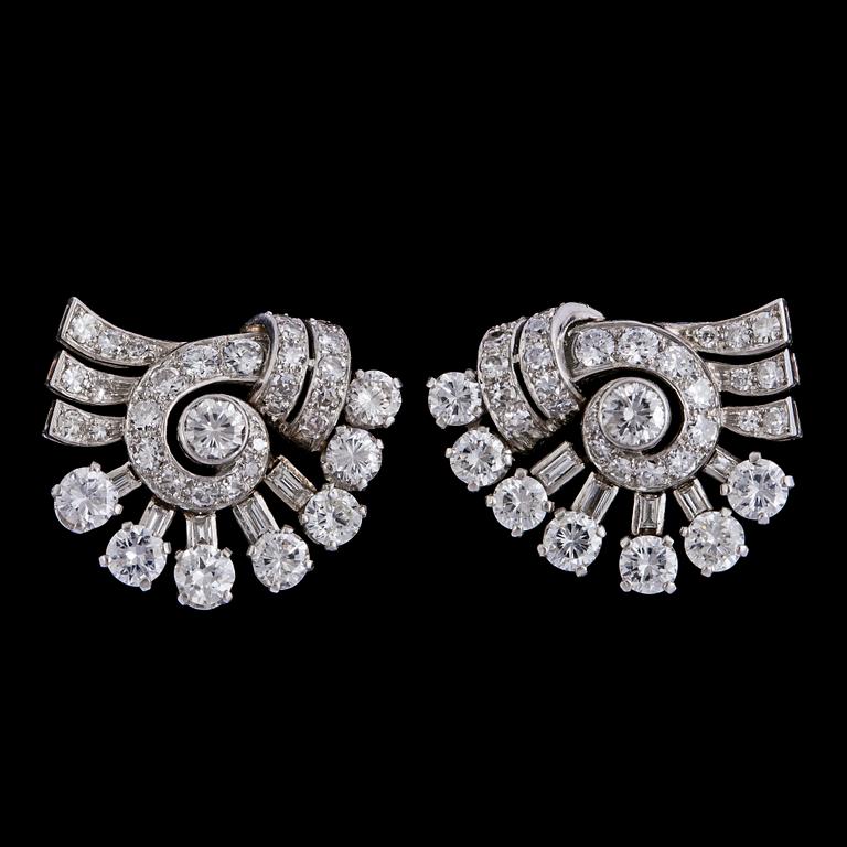 A pair of diamond earclips, tot. app. 7 cts. 1930's.
