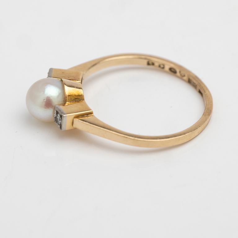 18K gold ring with a cultured pearl and diamonds, Axel Bergman Stockholm 1958.