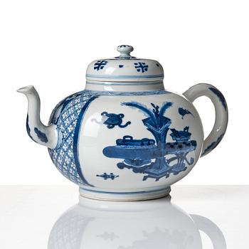 Vatten/punchkanna med lock, porslin. Qing dynastin, Kangxi (1662-1722).