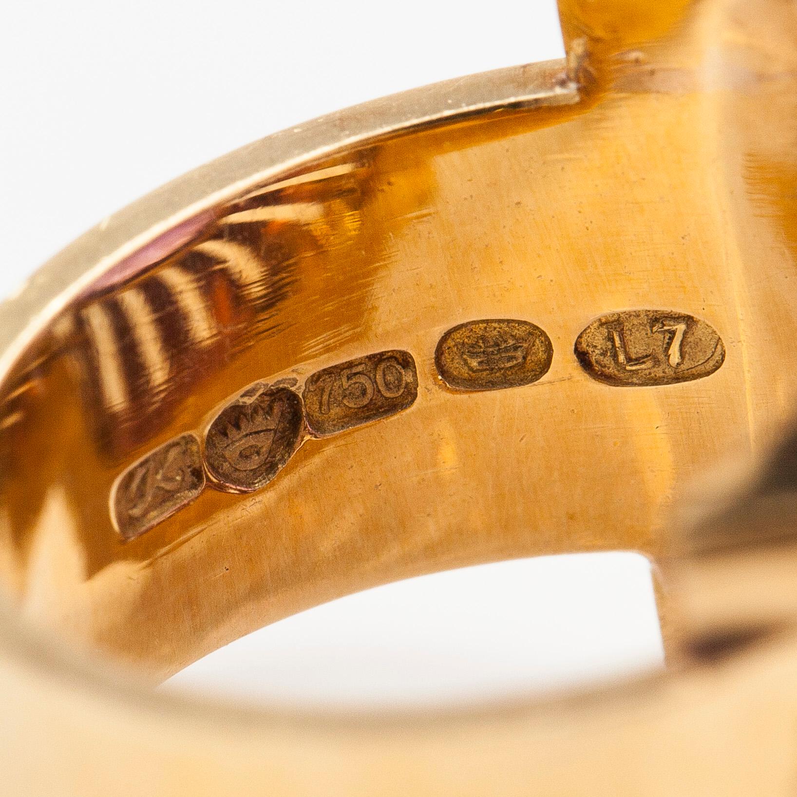 Ring, cocktailring, 18K guld med en ametist. Kultaseppäkoulu, Helsingfors 1964.