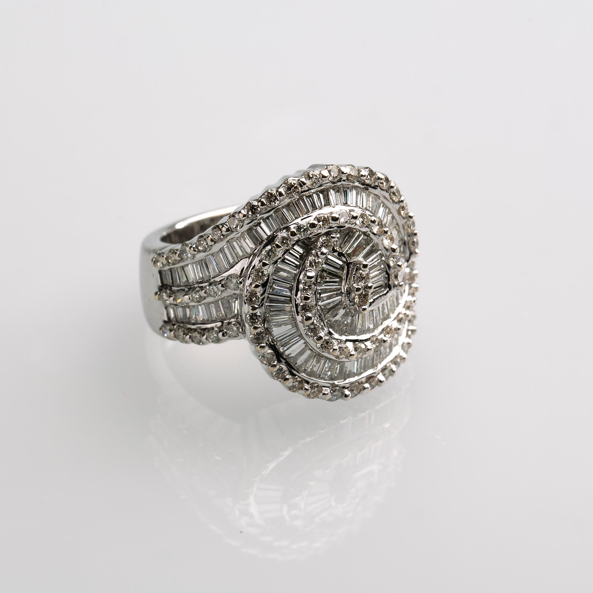 RING, 18 k vitguld med olikslipade diamanter, totalt ca 3,19 ct. Vikt ca 14,5 g.