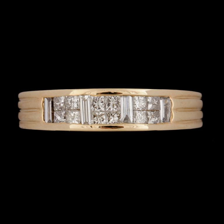 RING, 18k guld med baguett- och princesslipade diamanter tot ca1,25ct. Totalvikt 6,2g.