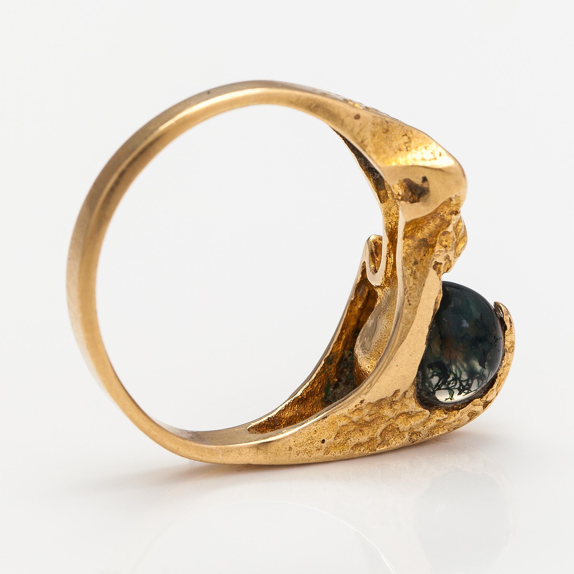 Björn Weckström, Sormus "Salattu akaatti", 18K kultaa ja sammalakaatti. Lapponia.