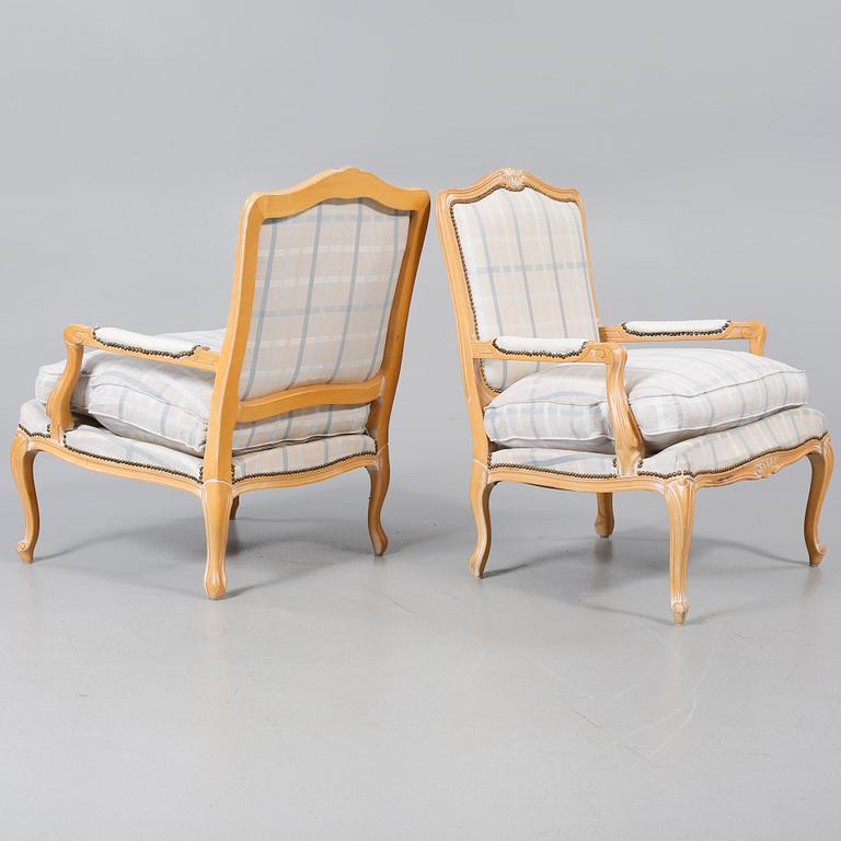 KARMSTOLAR, ett par, Louis XV-stil, 1900-talets andra hälft.
