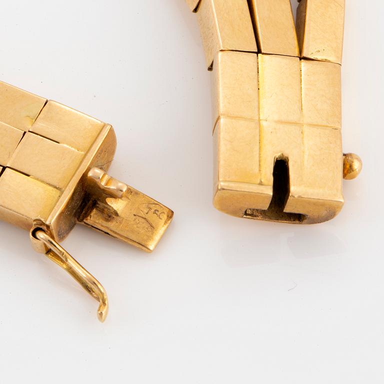 ARMBAND, treradigt 18K guld.