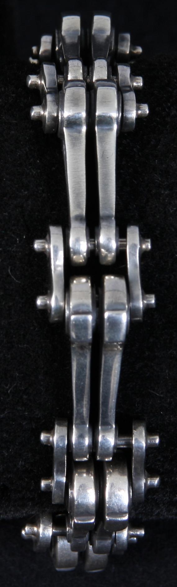 ARMBAND samt RING, silver, 1900-tal. Tot vikt 85 g.