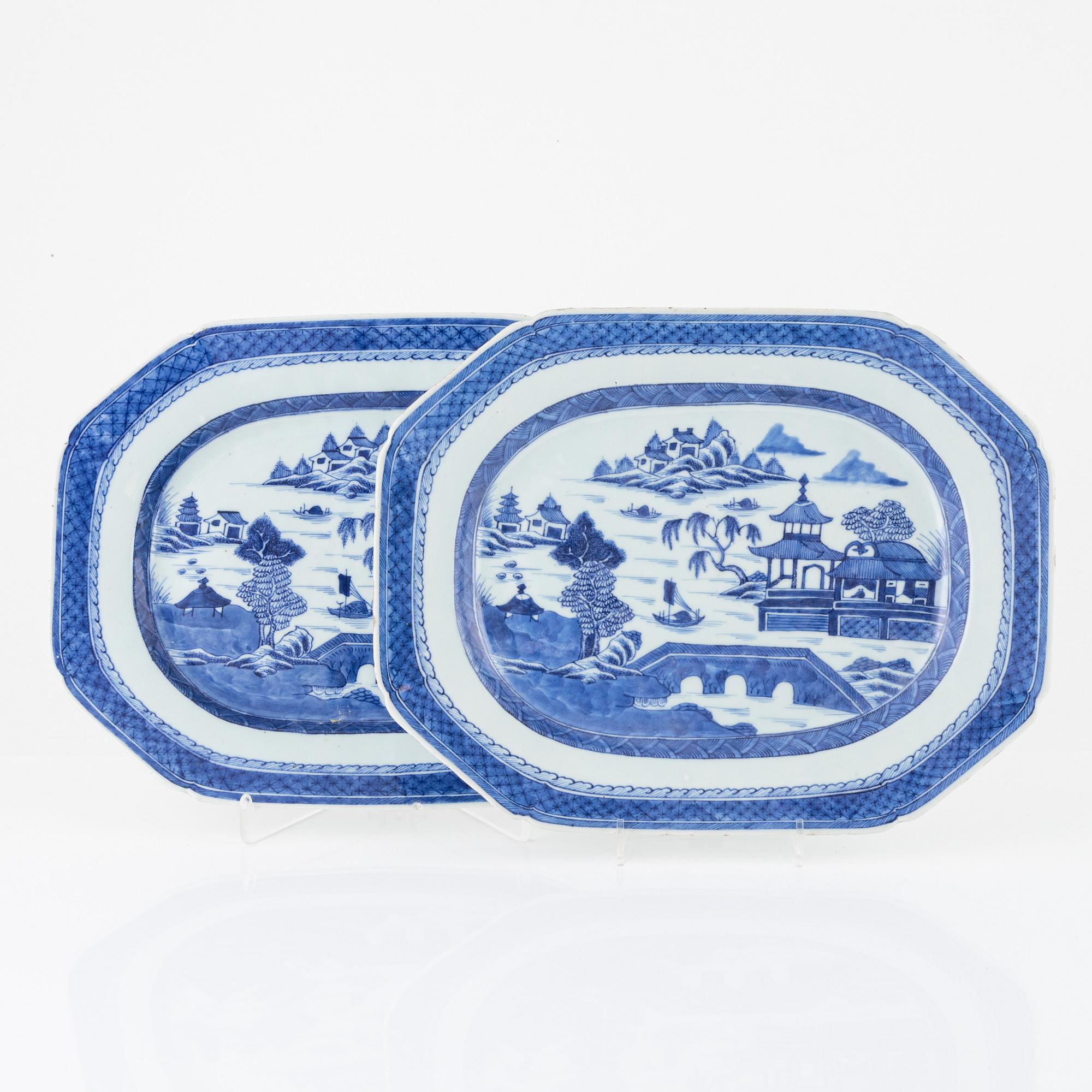 A pair of blue and white serving dishes, Qing dynasty, Qianlong (1736-95).