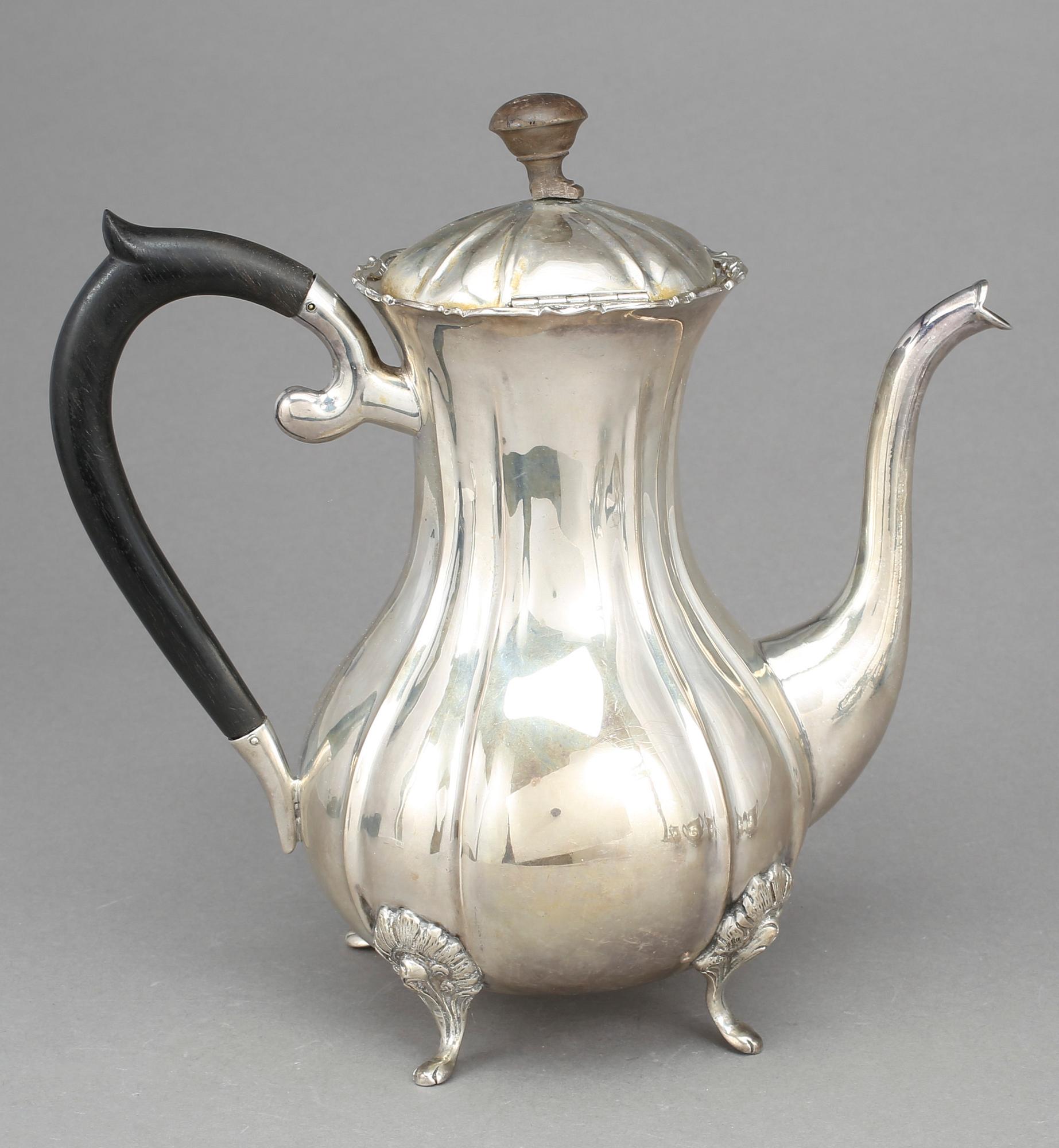 KAFFESERVIS, 3 delar, silver, rokokostil, Tyskland, svenska importstämplar, 1900-talets första hälft. Vikt ca 1205g.