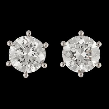 1122. A pair of brilliant cut diamond earrings, tot. 2.06 cts.