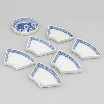 A set of seven Chinese blue and white "rice grain" porcelain cabaret dishes, late Qing dynasty around the year 1900.