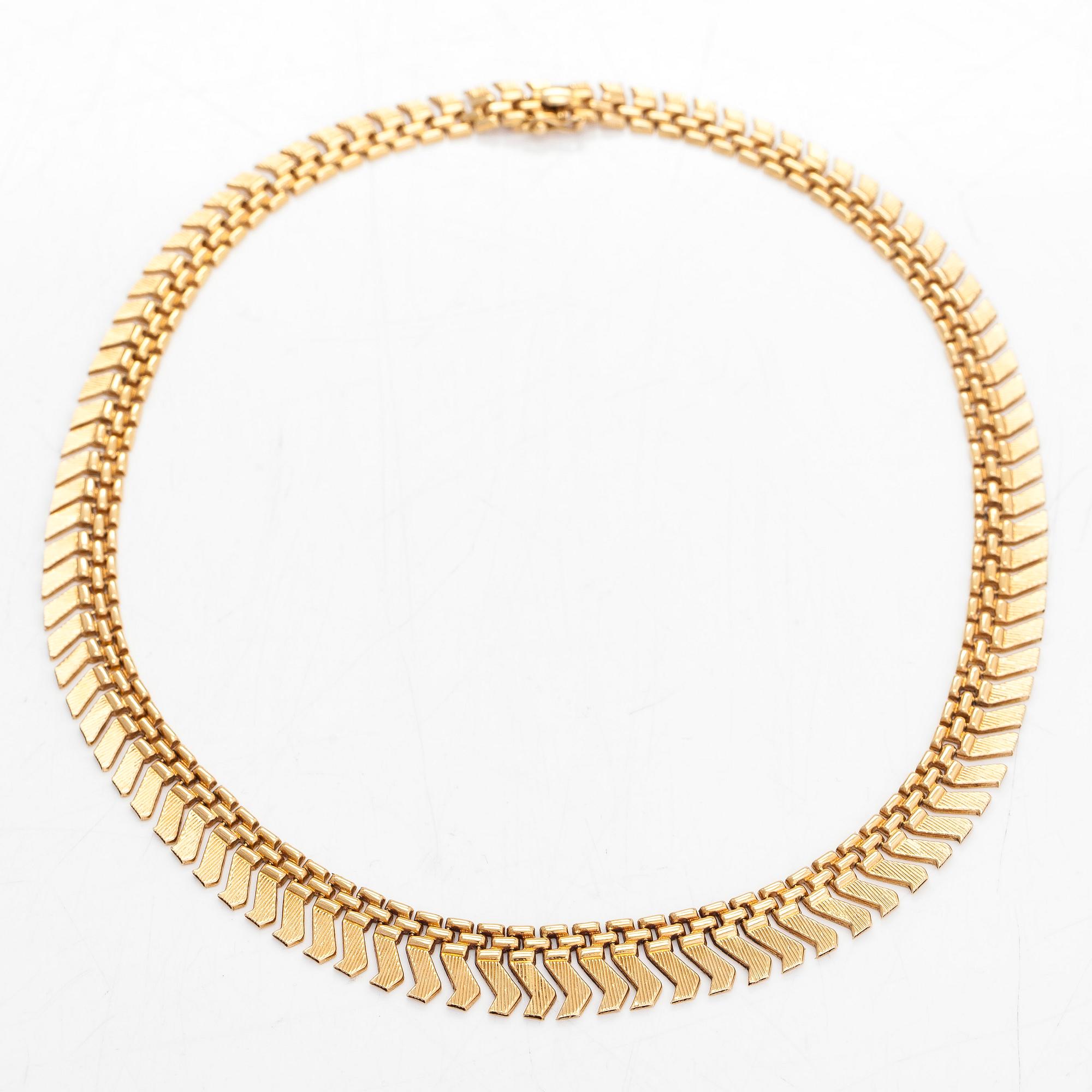 An 18K gold necklace.