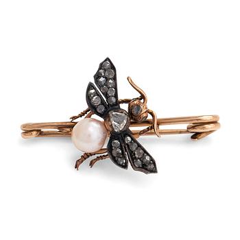 Brooch in the shape of a fly, 14Kgold with rose-cut diamonds and cultured pearl. Russia, Early 20th-century.
