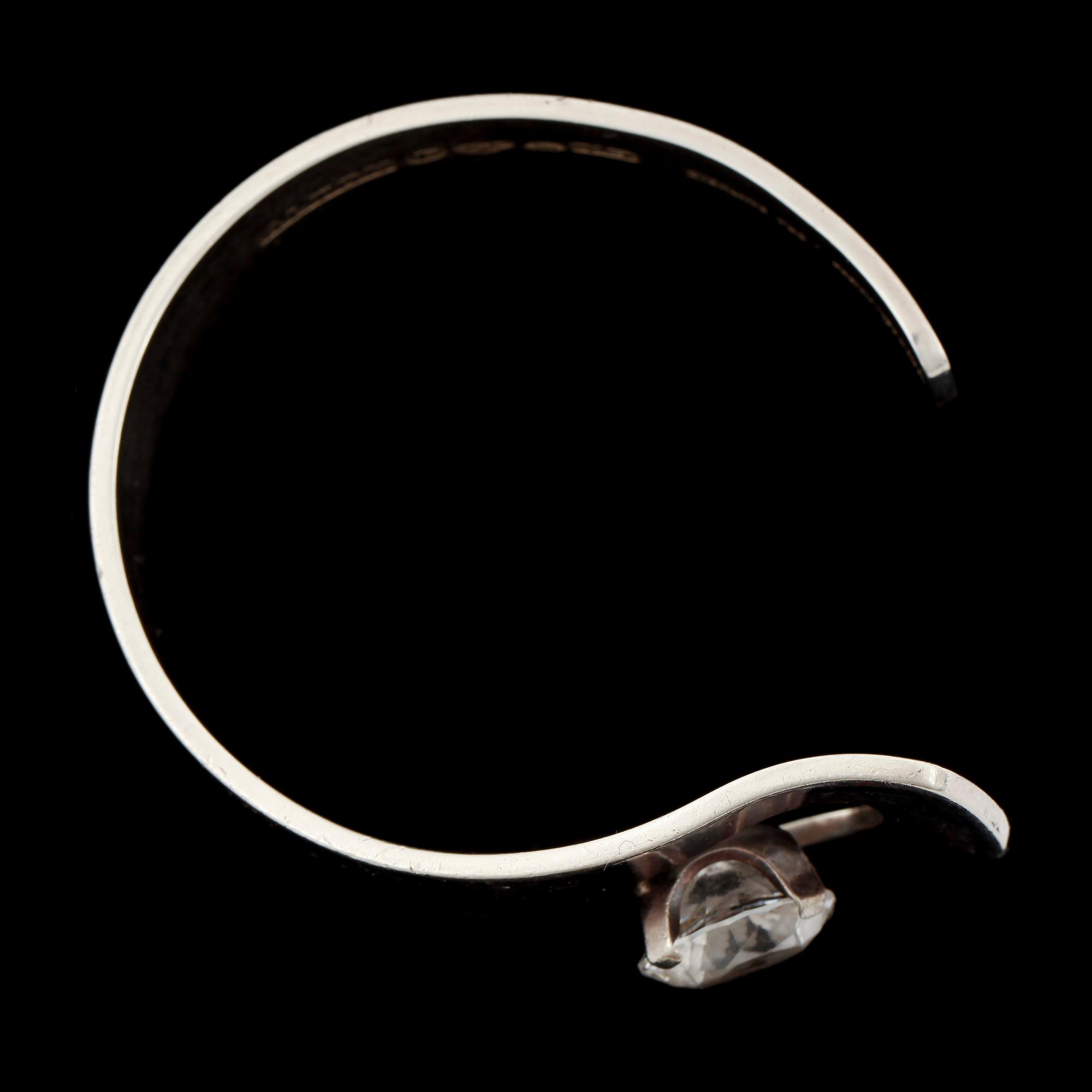 ARMRING, sterlingsilver med vit sten, Per Dåvik, Alton, 1973. Vikt 74,5g.
