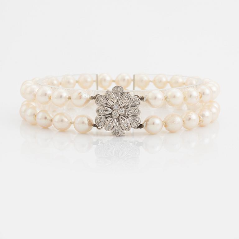 Cultured pearl bracelet.