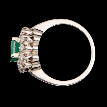 RING, 14 k vitguld, smaragd och briljantslipade diamanter.
