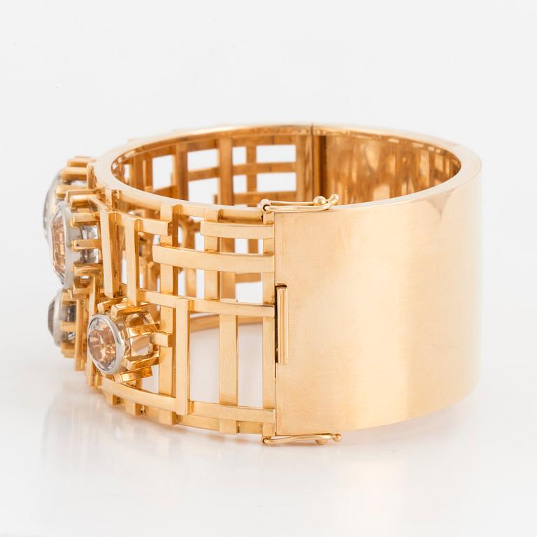 Claës E. Giertta, an 18K gold bangle set with round, mixed-cut rock crystals, Stockholm 1966.