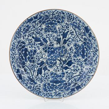 A blue and white porcelain dish, China, 18th century.