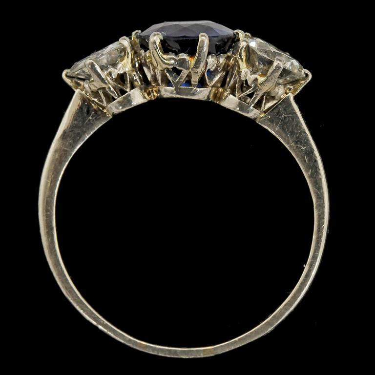 RING, 18k vitguld med fasettslipad safir och två fasettslipade diamanter. Vikt 3 g.